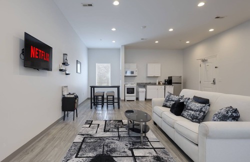 Maxwell Condominio | The Elvis Suite! 2 bd w/ a total vibe!