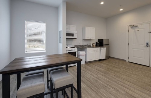 Maxwell Condominio | The Elvis Suite! 2 bd w/ a total vibe!
