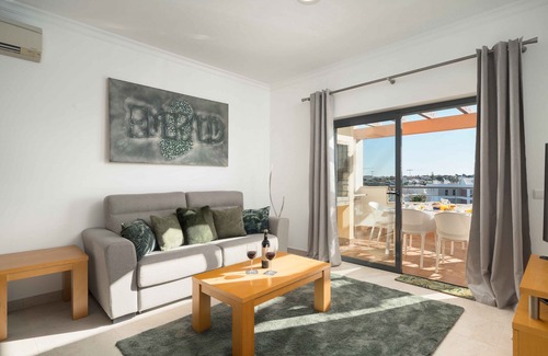 Porto de Mos Apartamento | The Emerald - Lagos Apartment by Ideal Homes