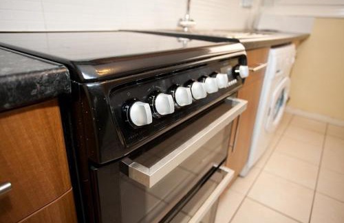 Nottingham City Centre Apartamento | The Emporium Contractors Accommodation - Your own City Centre Self Catering Accommodation by Victoria Centre Shopping Centre with 3 Bathrooms - Full Kitchen to Cook as you would at home - Parking for Cars or High Top Vans at five pounds a day