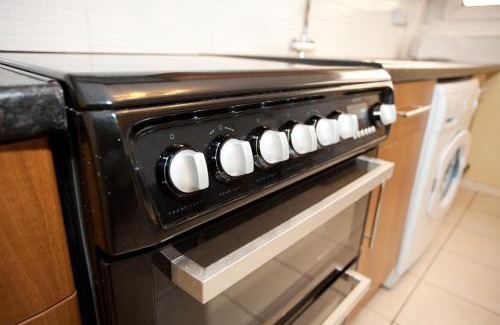 Nottingham City Centre Apartamento | The Emporium Contractors Accommodation - Your own City Centre Self Catering Accommodation by Victoria Centre Shopping Centre with 3 Bathrooms - Full Kitchen to Cook as you would at home - Parking for Cars or High Top Vans at five pounds a day