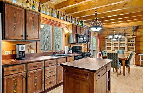 Lake Lure Cabina | Romántica casa de registro con hoguera! El Encantado - Carolina Properties