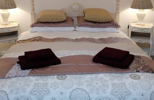Taize-Maulais Cama Y Desayuno | The Enchanted Bedroom, private bathroom with kitchen facilities available