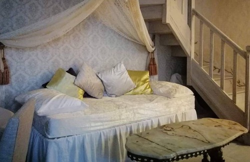 Taize-Maulais Cama Y Desayuno | The Enchanted Bedroom, private bathroom with kitchen facilities available
