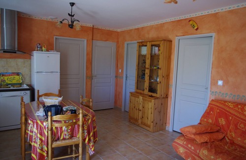Pernes-les-Fontaines Cabaña | El recinto de la cabaña cigarras ubicada en la Perla del Comtat en Pernes Les Fontaines