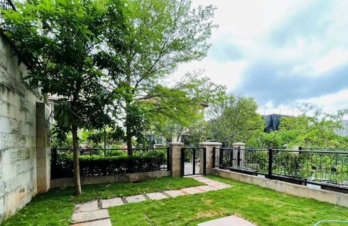 Futian CBD Apartamento | The environment next to the park is beautiful