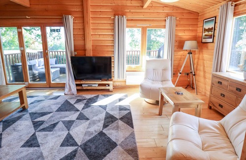Kenwick Cabaña | THE FAIRWAYS, family friendly, with hot tub in Louth