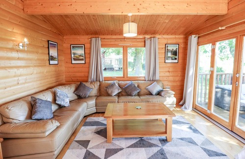 Kenwick Cabaña | THE FAIRWAYS, family friendly, with hot tub in Louth