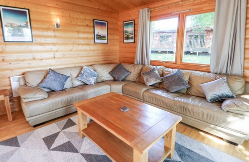 Kenwick Cabaña | THE FAIRWAYS, family friendly, with hot tub in Louth