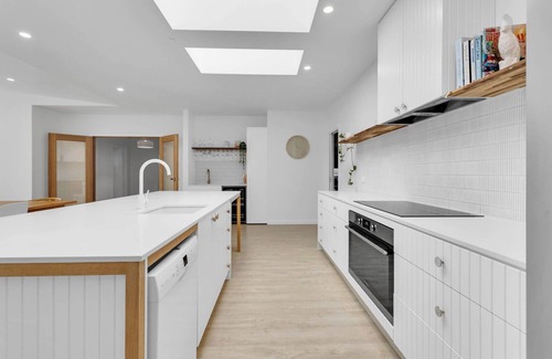 Rosebud Casa | The Family Beachside Escape HOUSE & GUEST HOUSE by Ready Set Stay- Pool, Linen