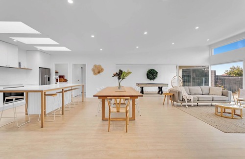 Rosebud Casa | The Family Beachside Escape HOUSE & GUEST HOUSE by Ready Set Stay- Pool, Linen