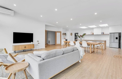 Rosebud Casa | The Family Beachside Escape HOUSE & GUEST HOUSE by Ready Set Stay- Pool, Linen