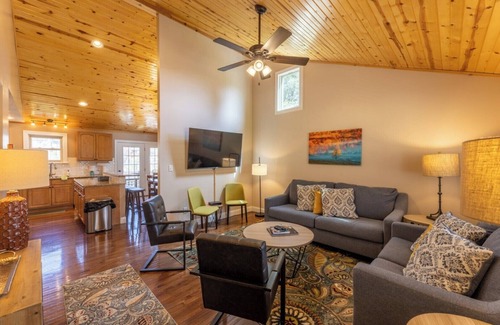 Fayetteville Casa | The Family Cabin: 4BR/2BA w Fire Pit