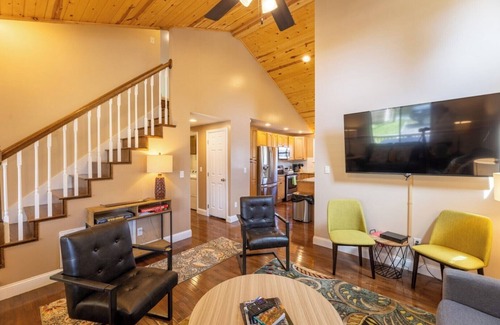 Fayetteville Casa | The Family Cabin: 4BR/2BA w Fire Pit
