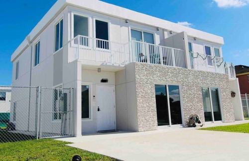 Princeton Casa | The Fanta Sea House - New and Modern close to MIA Zoo, Homestead Speedway & Entrance