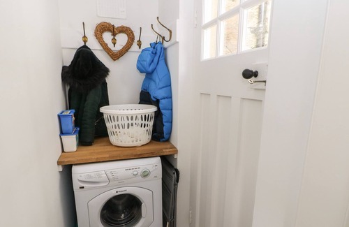 Corbridge Cabaña | THE FARM COTTAGE, pet friendly, with a garden in Corbridge