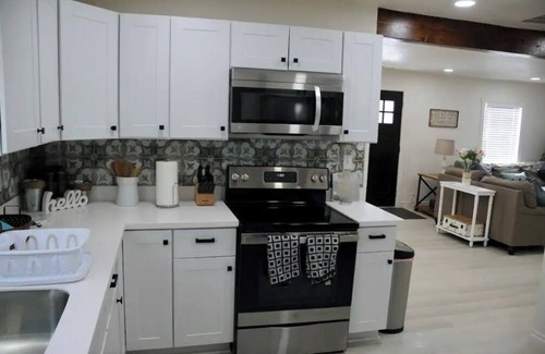 South Salt Lake Casa | The Farmhouse - Fiber Wifi, W&D, Pet Friendly