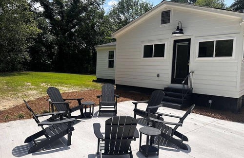 State Park Otro | The Farmhouse Retreat on 9 acres