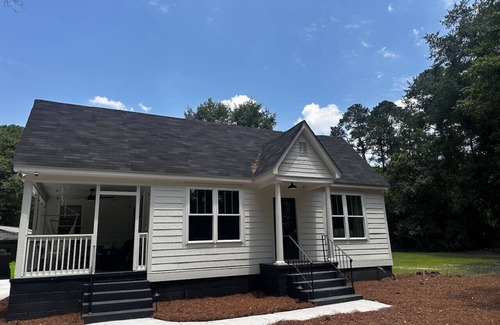 State Park Otro | The Farmhouse Retreat on 9 acres