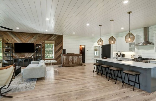 Round Top Casa | Luxury Texas Farmhouse @ The Lone Star Farm