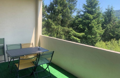 Gerardmer Apartamento | The Feutres residence with balcony and view of the hills/city