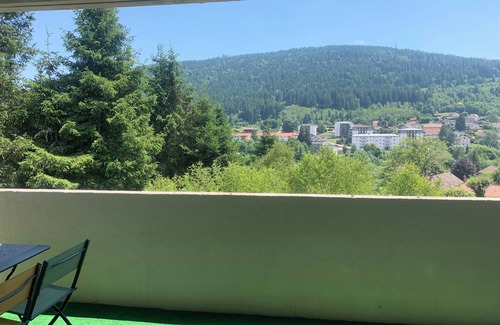 Gerardmer Apartamento | The Feutres residence with balcony and view of the hills/city