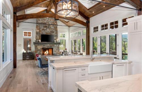 Park City Casa | The Finest Expression of Mountain Homes, Ski In Out, Hot Tub in The Colony