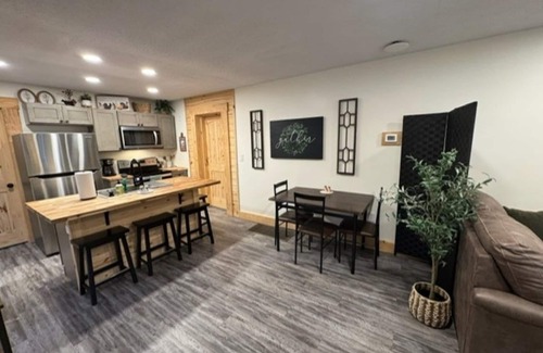 Kyle Casa | The Fireball is a charming 2-bedroom bungalow in Northfork with WiFi, AC