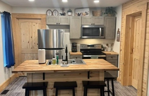 Kyle Casa | The Fireball is a charming 2-bedroom bungalow in Northfork with WiFi, AC