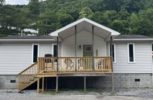 Kyle Casa | The Fireball is a charming 2-bedroom bungalow in Northfork with WiFi, AC