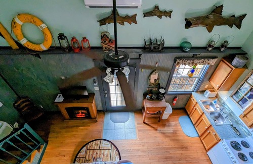 Sparta Cabina | "The FishCamp" a Cabin w/a Hot-Tub near Fall Creek Falls!, The FishCamp Cabin w/Loft Hot-tub and Vie