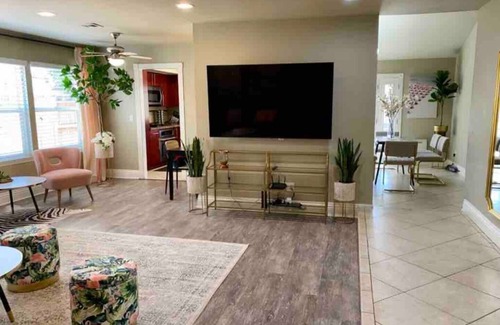 Arlington South Casa | The Flamingo | 4 BR Paradise | Near UCR, FWY, DT