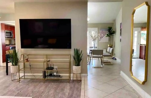 Arlington South Casa | The Flamingo | 4 BR Paradise | Near UCR, FWY, DT