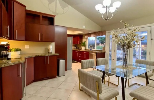 Arlington South Casa | The Flamingo | 4 BR Paradise | Near UCR, FWY, DT