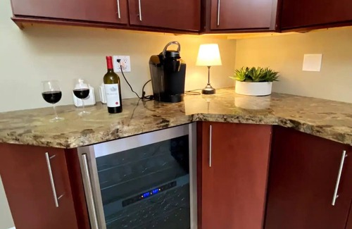 Arlington South Casa | The Flamingo | 4 BR Paradise | Near UCR, FWY, DT