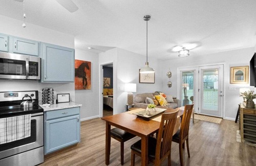 Clarksville Casa | The Flat on Gratton | Lit Covered Outdoor Patio (979 Gratton Road)
