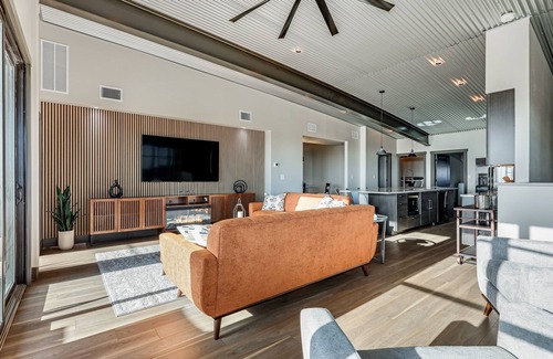 Lago Vista Casa | The Flight Deck Fly-In Austin Airpark Hangar Home
