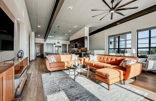 Lago Vista Casa | The Flight Deck Fly-In Austin Airpark Hangar Home