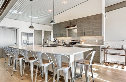 Lago Vista Casa | The Flight Deck Fly-In Austin Airpark Hangar Home