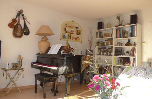 Malbosc Casa | The Flower- Townhouse with air conditioning and garden!