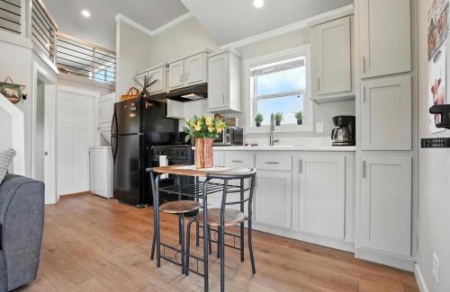 Custer Casa | The Fluffy Cow - BRAND NEW 1 BD CABIN