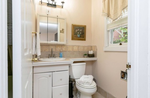 Weaverville Apartamento | The Forest Studio provides a combination of modern amenities and convenience
