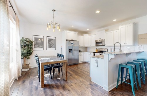 Woodbine Casa | The Foster House | Spacious Modern Haven with Private Yard & Firepit