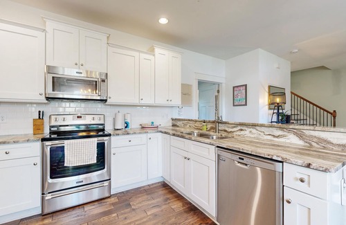 Woodbine Casa | The Foster House | Spacious Modern Haven with Private Yard & Firepit