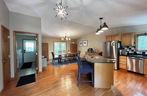 Alpine Lake Apartamento | The Fox Den - cabin with hot tub and a/c!