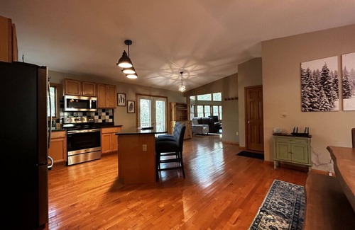 Alpine Lake Apartamento | The Fox Den - cabin with hot tub and a/c!