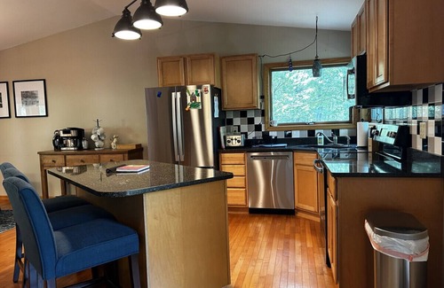 Alpine Lake Apartamento | The Fox Den - cabin with hot tub and a/c!