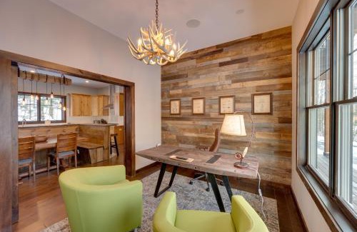 Lincoln Casa | The Fox House Luxe Lincoln Home with Hot Tub