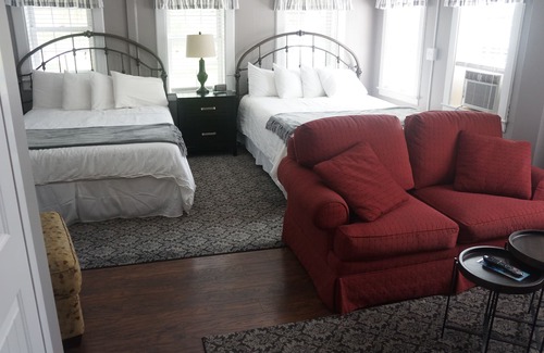 Canadensis Cama Y Desayuno | The Frogtown Inn
