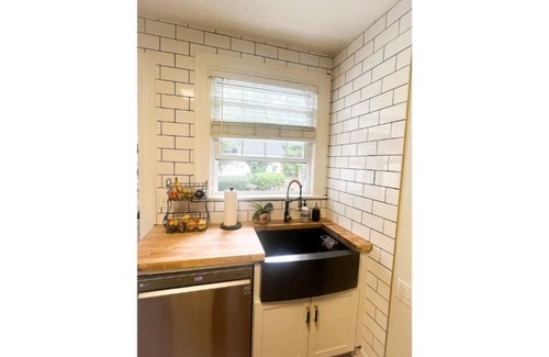 Southern Pines Cabaña | The Gallery - 2 bd Boutique Southern Pines Cottage